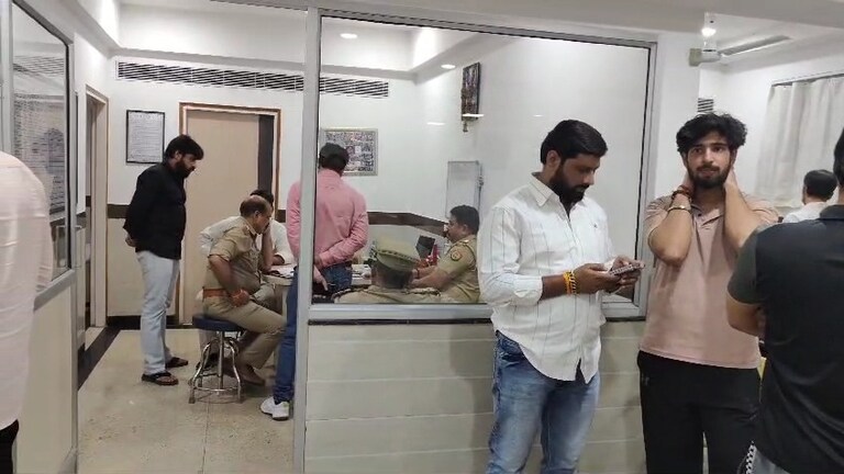 Noida Amity University Firing: नोएडा में एमिटी यूनिवर्सिटी के बाहर फायरिंग, छात्र गोरिश भाटी के पैर में लगी गोली, ये है मामला Firing at Amity University Noida