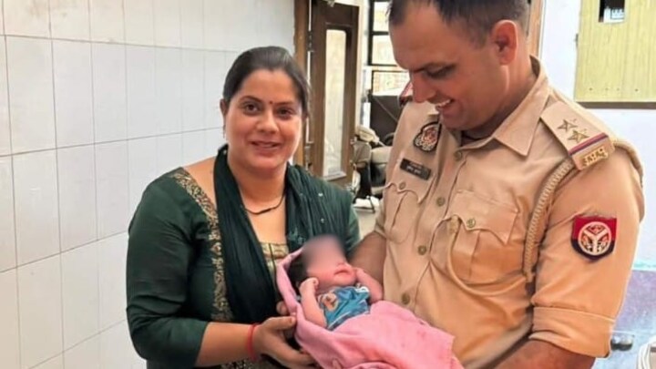 पुलिस अधिकारी पुष्पेंद्र सिंह को झाड़ियों में मिली बच्ची, फिर सामने आया ममता-वात्सल्य से भरा चेहरा Ghaziabad
