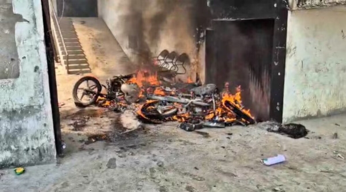 Bahraich Violence : कहीं आगजनी तो कहीं तोड़फोड़...18 घंटे बाद थमी हिंसा लेकिन दहशत बरकरार, अब ऐसे हालात