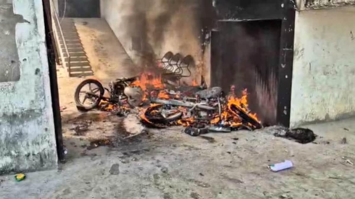 Bahraich Violence : कहीं आगजनी तो कहीं तोड़फोड़...18 घंटे बाद थमी हिंसा लेकिन दहशत बरकरार, अब ऐसे हालात Bahraich Violence Latest Update