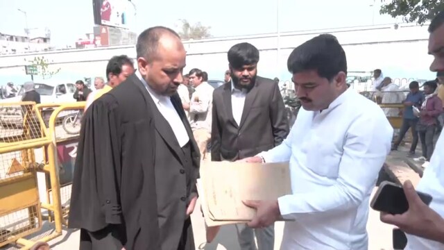 तस्वीर में बाबा गोरखनाथ (सफेद कुर्ते में फाइलों को चेक करते हुए)