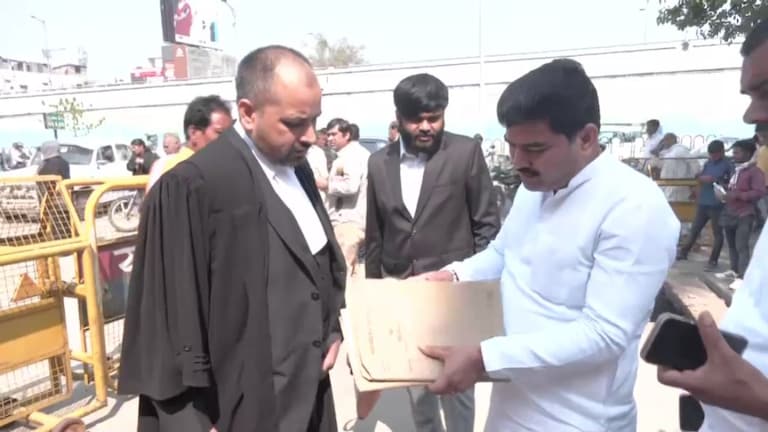 जिनकी याचिका से फंस गया मिल्कीपुर का उपचुनाव, बीजेपी के नेता गोरखनाथ बाबा अब ये कदम उठाने जा रहे तस्वीर में बाबा गोरखनाथ (सफेद कुर्ते में फाइलों को चेक करते हुए)