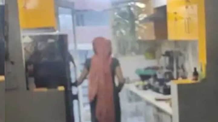 गाजियाबाद में पेशाब से आटा गूंथने वाली मेड रीना पहले तो खाने लगी कसमें फिर उसे दिखाया गया ये वीडियो Ghaziabad Maid Viral Video