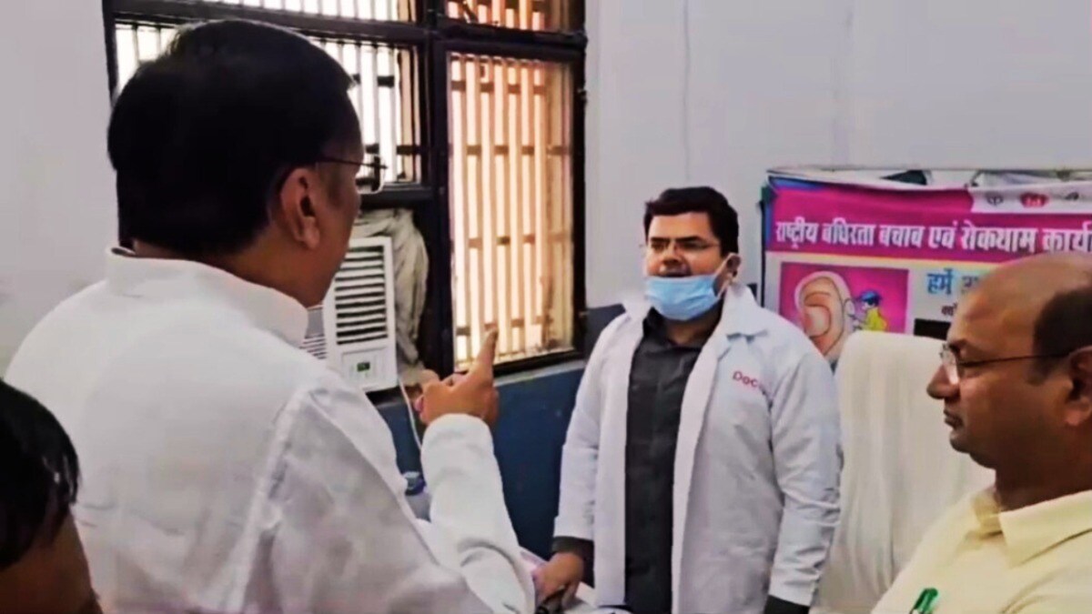 अस्पताल में डॉक्टरों के न आने की जांच करने पहुंचे सांसद राजीव राय से डॉक्टर ने कर ली तू-तू, मैं-मैं! Mau News