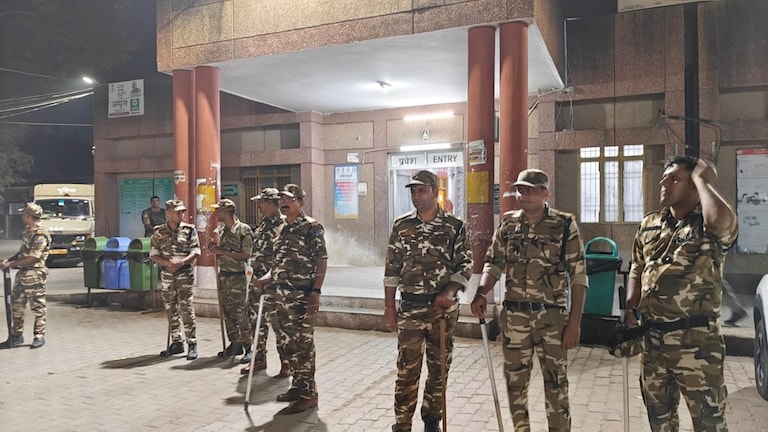 एनकाउंटर के बाद जिस मेडिकल कॉलेज में भर्ती है सरफराज वहां क्यों बढ़ गई फोर्स? हलचल हो गई तेज UP Tak