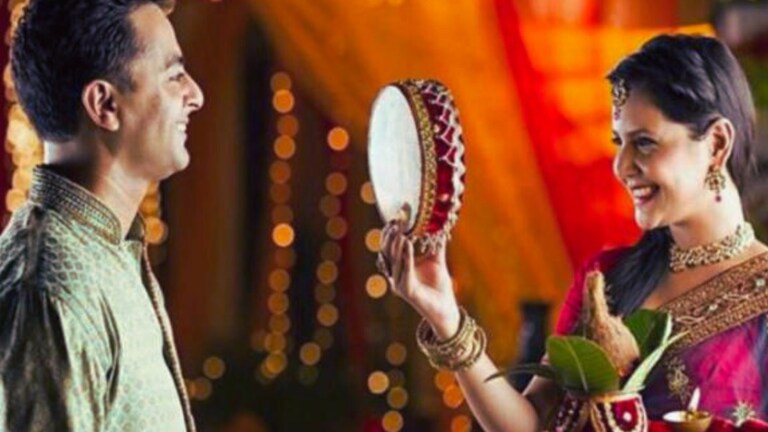 Chand Arghya Vidhi 2024: करवा चौथ की रात को पति-पत्नी क्या करते हैं? जानें चांद को अर्घ्य देने की विधि karva chauth