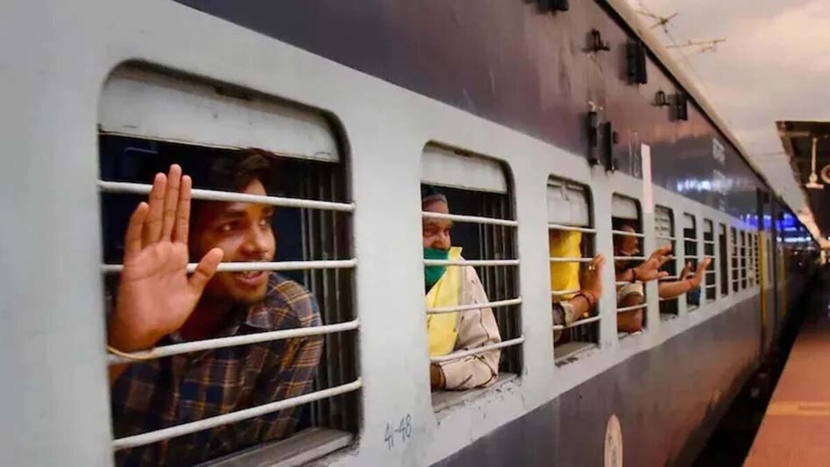 दिवाली-छठ पर जाना है घर, पर नहीं मिल रहा कन्फर्म टिकट, जल्द चेक करें ये स्पेशल ट्रेनों की लिस्ट Indian Railways will operate special trains this festive season.