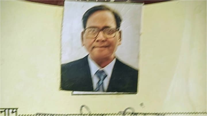 फर्श पर पड़ी थी लाश और चारों तरफ बिखरा था खून...सरकारी आवास पर मृत मिले अयोध्या के ADM सुरजीत सिंह अयोध्या के ADM सुरजीत सिंह