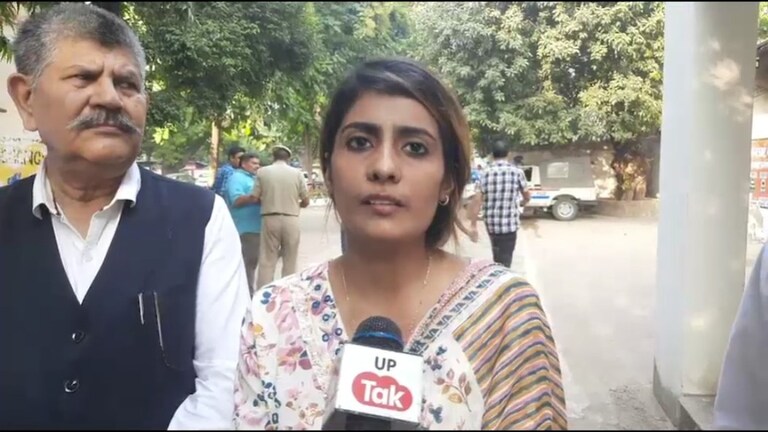 महिला SI से थे संबंध, बैठ जाता था मेरे ऊपर... छेड़खानी के आरोपी दारोगा की पत्नी प्रियांशी का सनसनीखेज बयान UP Tak