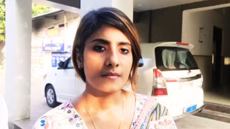 'मेरे ऊपर बैठकर पिस्तौल दिखाते थे'...कानपुर के सस्पेंडेड SI की पत्नी प्रियांशी ने किया विस्फोटक खुलासा Kanpur News