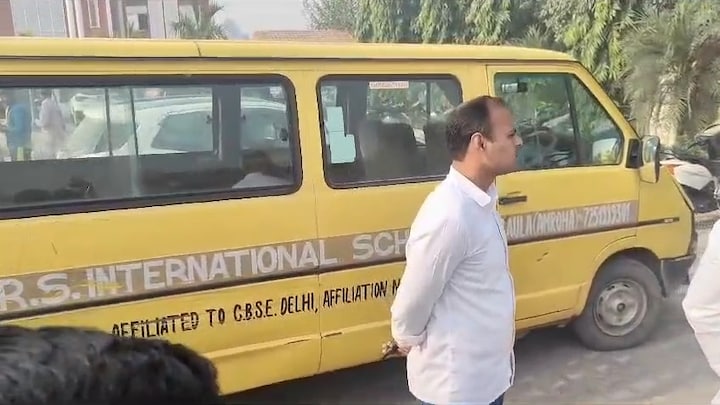 अमरोहा में भाजपा नेता वीरेंद्र सिंह के स्कूल की वैन पर फायरिंग, घटना के समय गाड़ी में थे बच्चे Amroha News