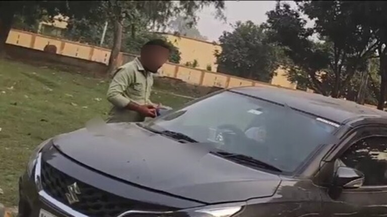 चार बोतल बीयर लेकर आओ...बदायूं में सर्टिफिकेट के लिए लेखपाल की ऐसी डिमांड, वीडियो हुआ वायरल बदायूं में सर्टिफिकेट के लिए लेखपाल की ऐसी डिमांड