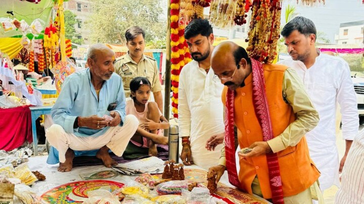 BJP नेता हरीश द्विवेदी धर्म देख कर रहे धनतेरस, दिवाली की खरीदारी! सोशल मीडिया पर अपील भी कर दी UP Tak