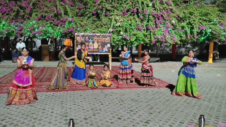 असंख्य दीपों का प्रज्वलन, नटराज नृत्य...दिवाली से पहले संभल के DAV फर्टिलाइजर स्कूल में खूब दिखी रौनक UP Tak