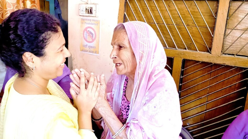 इस बूढ़ी महिला का हाथ अपने हाथ में पकड़ चर्चित डीएम दुर्गा शक्ति नागपाल ने किया वो काम कि अब हो रही तारीफ DM Durga Shakti Nagpal