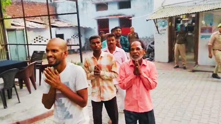 बरेली में पहले जुआरियों ने दरोगा और सिपाही को बुरी तरह मारा फिर बारी आई पुलिस की तो हुआ ये हाल Bareilly crime news