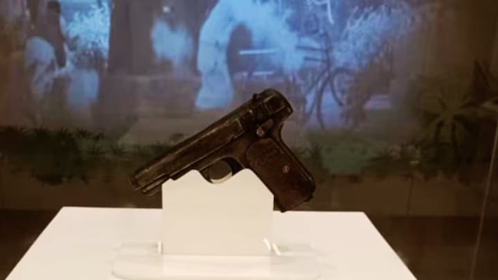 महाकुंभ में श्रद्धालु देखेंगे अमर बलिदानी चंद्रशेखर आजाद की 'बमतुल बुखारा', जानें इस पिस्टल की कहानी UP Tak