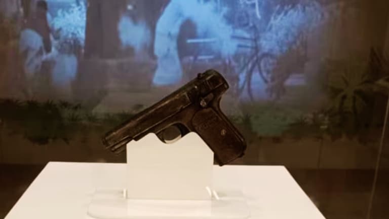 महाकुंभ में श्रद्धालु देखेंगे अमर बलिदानी चंद्रशेखर आजाद की 'बमतुल बुखारा', जानें इस पिस्टल की कहानी UP Tak