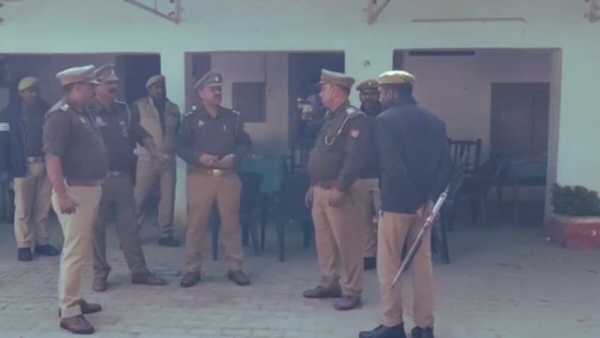 पुलिस चौकी परिसर के बाथरूम में महिला के साथ आपत्तिजनक हाल में दिखे युवक, हरदोई का ये वीडियो वायरल UP Tak