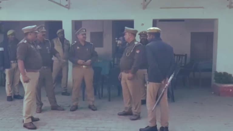 पुलिस चौकी परिसर के बाथरूम में महिला के साथ आपत्तिजनक हाल में दिखे युवक, हरदोई का ये वीडियो वायरल UP Tak