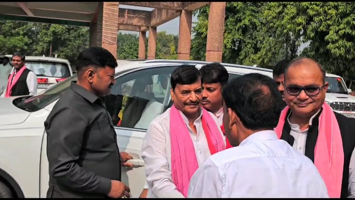 कटेहरी में DM ऑफिस पहुंचे शिवपाल तो मचा सियासी बवाल, समझिए आखिर माजरा क्या है? Picture: Shivpal Yadav