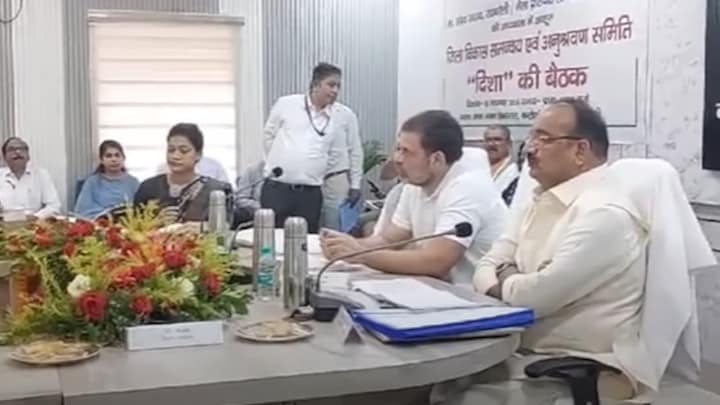 रायबरेली डीएम के सामने जब राहुल गांधी ने डायल 181 पर किया फोन...फिर अधिकारी से किया ये सवाल Rahul Gandhi