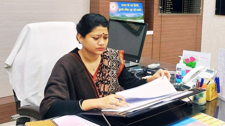 राहुल गांधी के साथ बैठक के बाद चर्चा में आईं DM हर्षिता माथुर की कहानी जान लीजिए, इनके पति भी हैं IAS IAS Harshita Mathur