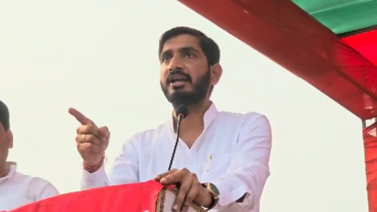 करहल में वोटिंग से पहले शिवपाल यादव के बेटे MP आदित्य ने वोटर्स को बताई पुलिस के हाथ नहीं आने वाली ट्रिक! up By Election 2024