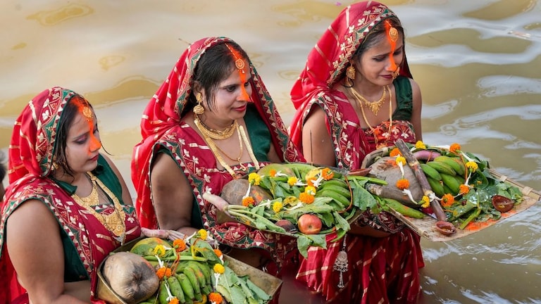 Chhath Puja Holiday : यूपी में छठ पूजा पर यहां रहेगी छुट्टी, जानें स्कूल-कॉलेज के अलावा क्या रहेंगे बंद Chhath Puja: File Photo