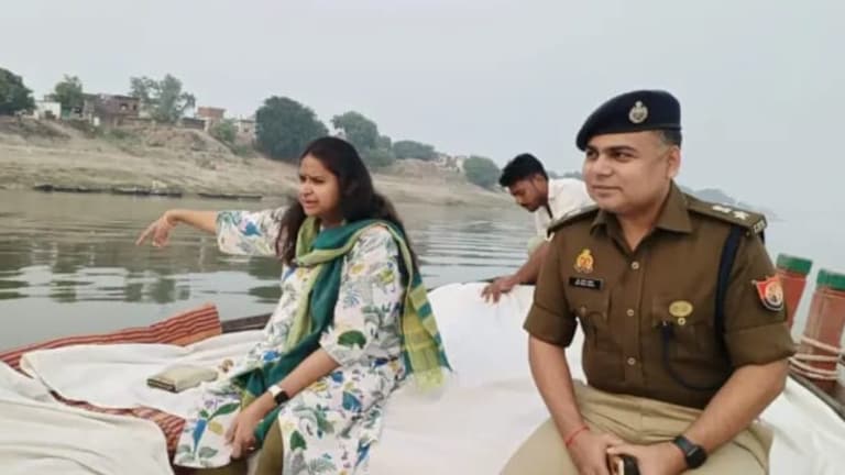 DM-SP Gazipur: गाजीपुर की चर्चित डीएम आर्यका अखौरी SP के साथ नाव पर बैठ एक्शन मोड में दिखीं, माजरा क्या है? Ghazipur News