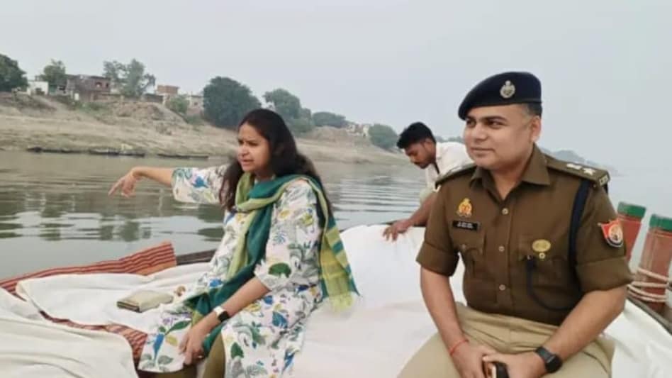 गाजीपुर की चर्चित डीएम आर्यका अखौरी SP के साथ नाव पर बैठ एक्शन मोड में दिखीं, माजरा क्या है? Ghazipur News