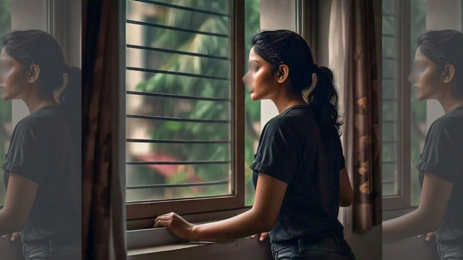 नोएडा के GIP मॉल से क्यों कूद गई 36 साल की आकांक्षा सूद? जिंदगी की ये वाली उलझन नहीं सुलझा पाई Symbolic picture