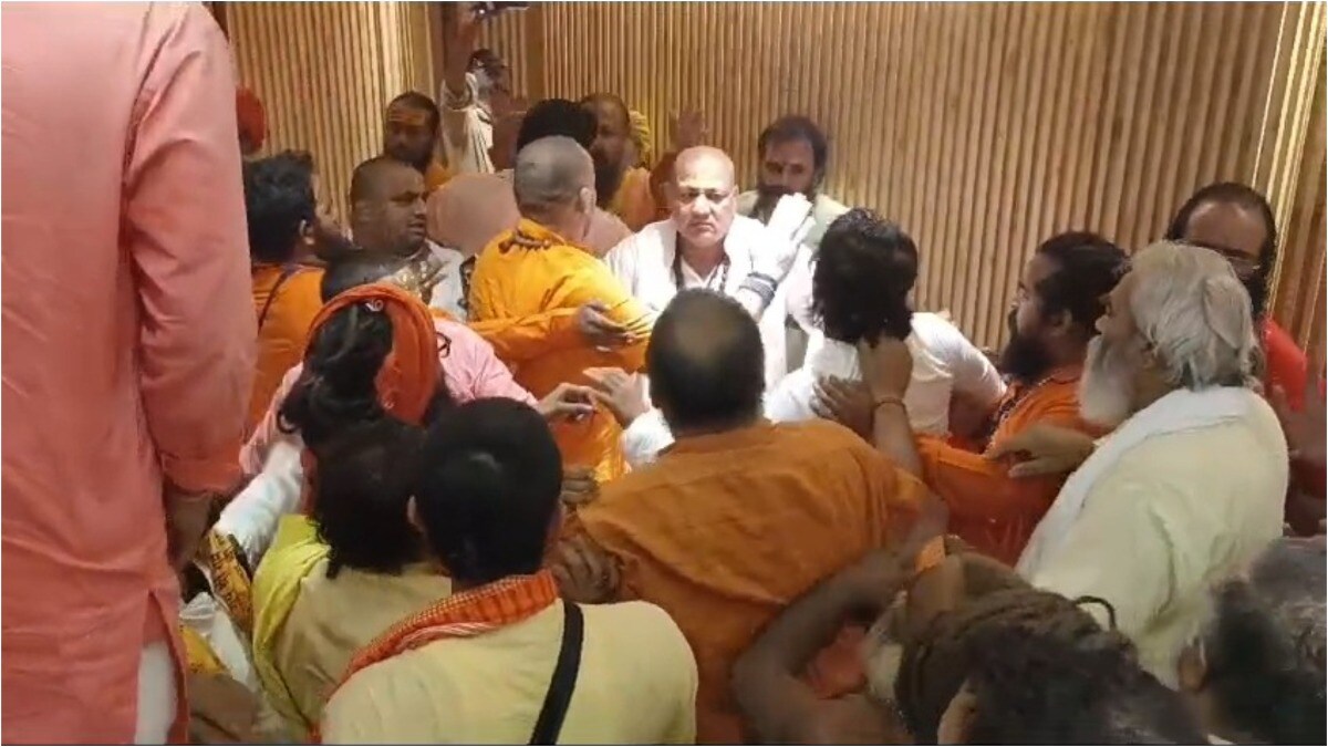 प्रयागराज महाकुंभ मेला में जमीन के लिए भिड़ गए साधु-संत, एक-दूसरे को खूब पीटा Maha Kumbh Mela 2025
