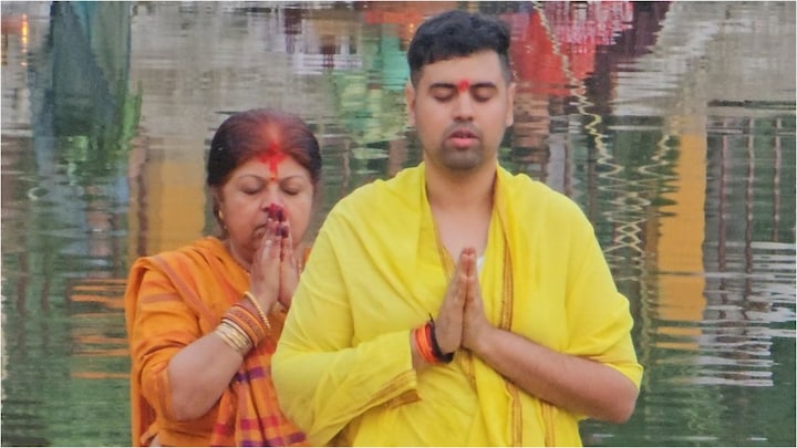 छठ का व्रत करने वाले महाराजगंज के डीएम अनुनय झा की कहानी जानिए, इस बार यूं की पूजा Chhath Puja 2024, IAS Anunay Jha