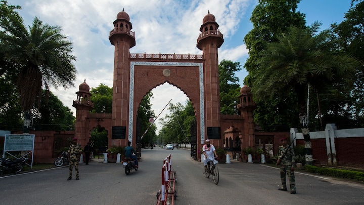 सुप्रीम कोर्ट के फैसले के बाद AMU में कैसा है माहौल? अंदर कैंपस में चल रहा ये सब कुछ UP Tak