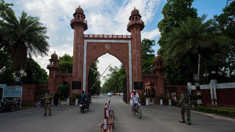 सुप्रीम कोर्ट के फैसले के बाद AMU में कैसा है माहौल? अंदर कैंपस में चल रहा ये सब कुछ UP Tak