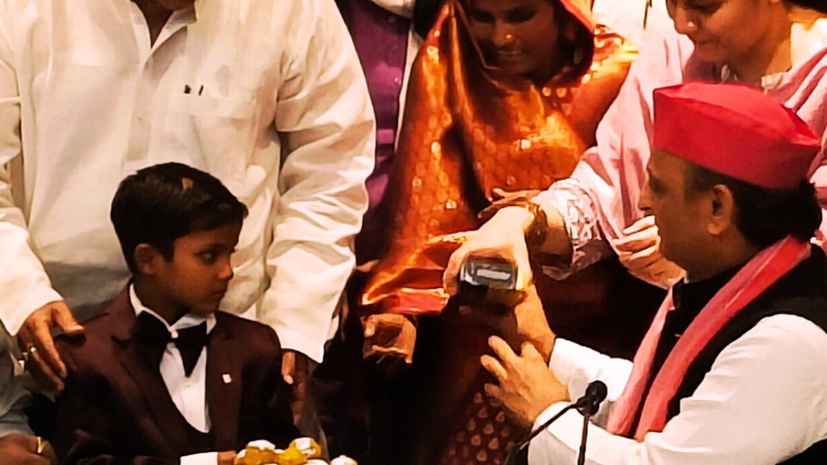 Akhilesh Yadav With Khajanchi