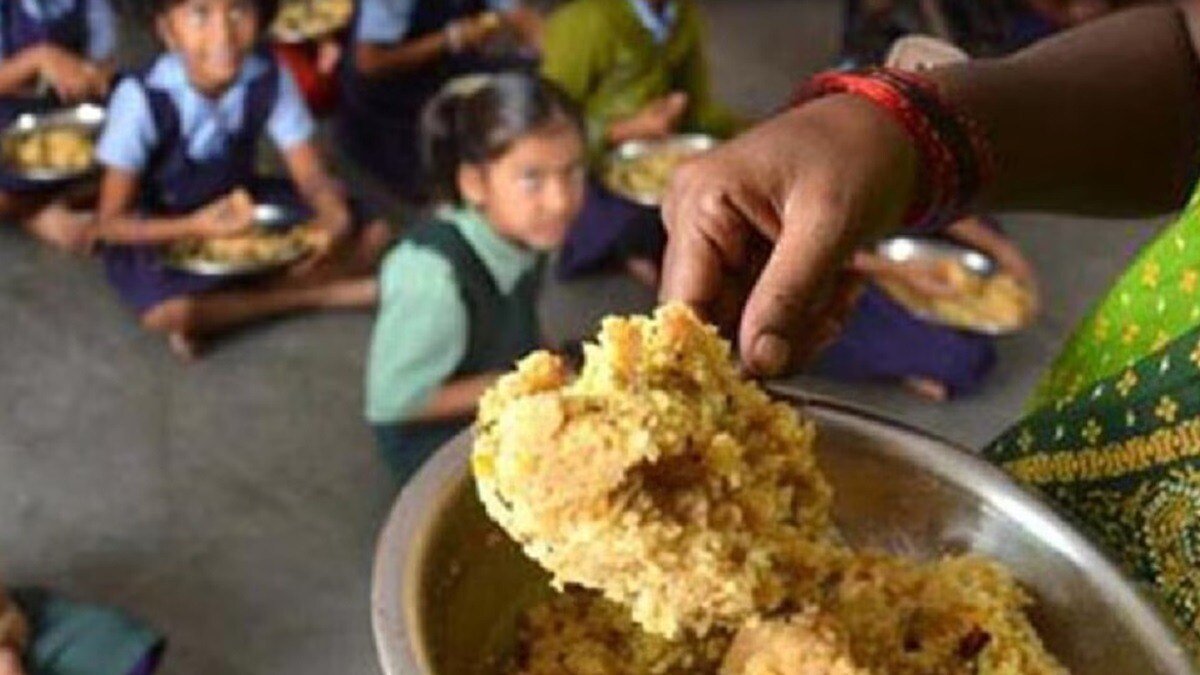 मूंगफली की चिक्की, बाजरे के लड्डू और भुना चना... यूपी के सरकारी स्कूलों का मेन्यू देखिए UP Tak