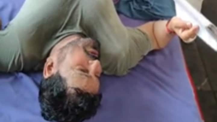 मालिश करवाते-करवाते गाने लगे दर्द भरा गीत...वीडियो में दिखा बृजभूषण सिंह का अलग ही अंदाज Brajbhushan Sharan Singh