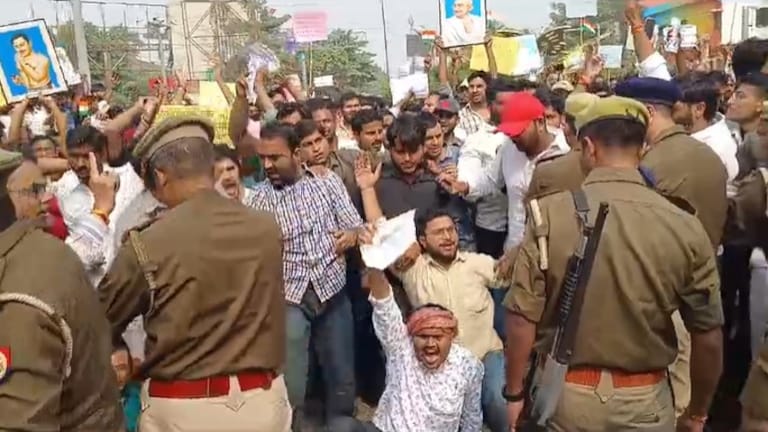 प्रयागराज में UPPSC के परीक्षार्थियों का जबरदस्त विरोध प्रदर्शन, पुलिस ने भांजी लाठी, सड़क पर बैठे छात्र UPPSC Exam Candidates Protest