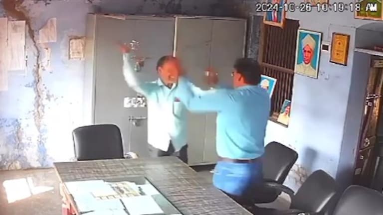 हाथरस : स्कूल देरी से पहुंचा बाबू तो प्रिंसिपल हुआ आगबबूला, कर दी जूते से पिटाई, वीडियो वायरल Hathras News