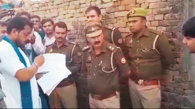 पुलिसवालों के पास वोटर लिस्ट देख भड़के चंद्रशेखर फिर उनके हाथ से लिया कागज लगे क्लास लगाने UP Tak