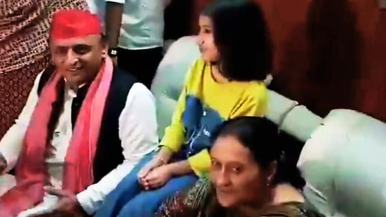 आजम खान के घर में जब अंदर पहुंचे अखिलेश यादव तो कैसा था माहौल, वहां क्या क्या दिखा? Akhilesh Yadav News