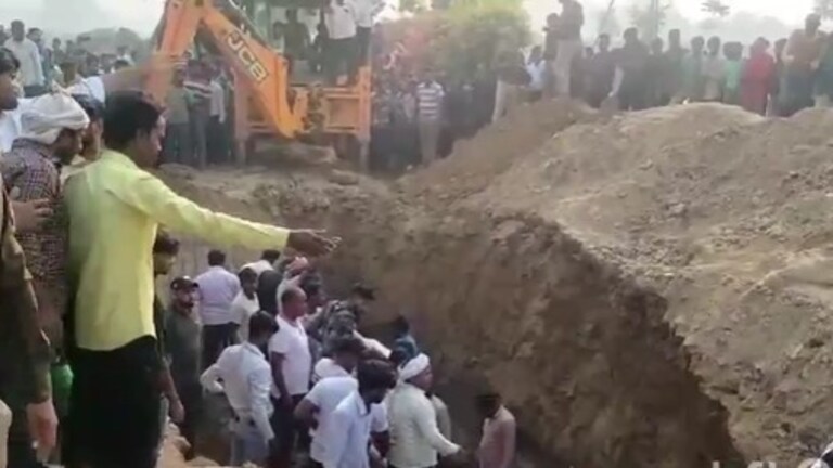 kasganj Hadsa: कासगंज में बड़ा हादसा, मिट्टी खोदने के दौरान टीला धंसने से 4 महिलाओं की मौत, कई घायल Kasganj News
