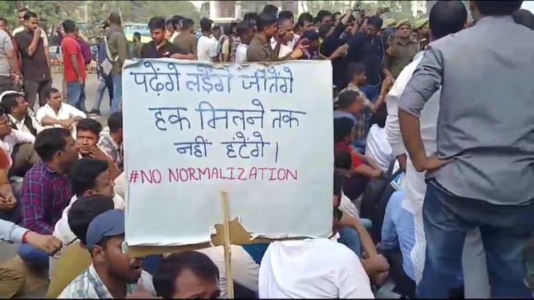 RO-ARO एग्जाम: महज 411 सीटों के लिए करीब 10 लाख बच्चे! परीक्षा से जुड़ा पूरा विवाद समझिए UP Tak