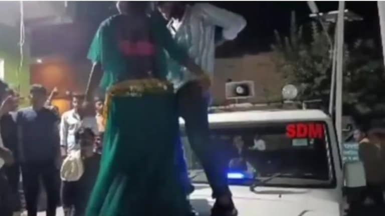 VIDEO : SDM की गाड़ी पर चढ़कर लगाए ठुमके और बजता रहा हूटर, बार बाला संग युवकों का अश्लील डांस Jhansi video viral