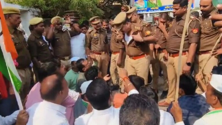 सुलतानपुर में अपनी वर्दी क्यों फाड़ने लगे कोतवाल नारदमुनि सिंह? वायरल वीडियो की पूरी कहानी जानिए सुलतानपुर में अपनी वर्दी क्यों फाड़ने लगे कोतवाल