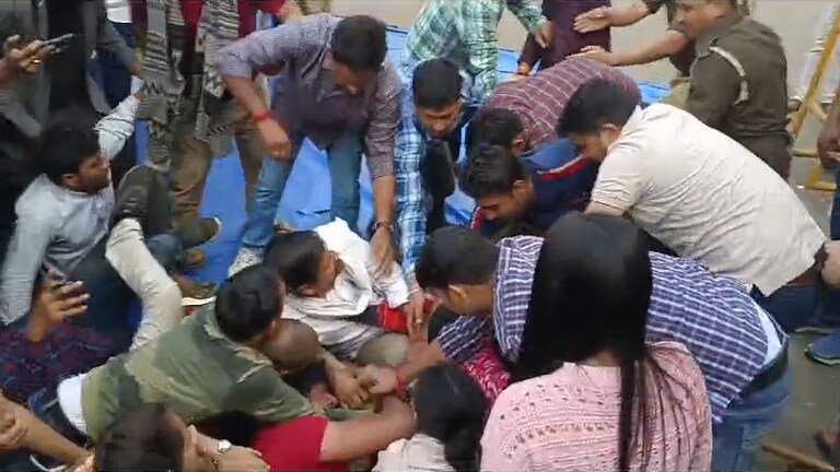 RO-ARO, PCS एग्जाम: प्रयागराज में प्रदर्शन कर रहे छात्रों को जबरन हटाने लगी पुलिस, अफरातफरी के बीच देखिए ग्राउंड रिपोर्ट RO-ARO-PCS Exam Update