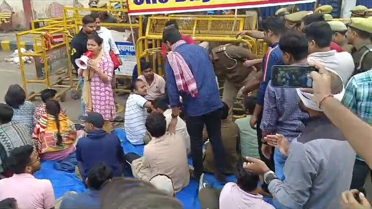 प्रयागराज में लगने लगे भारत माता की जय के नारे, छात्रों के आंदोलन से सीधे देखिए जब पुलिस ने लगाई बैरिकेटिंग तो क्या हुआ Prayagraj News