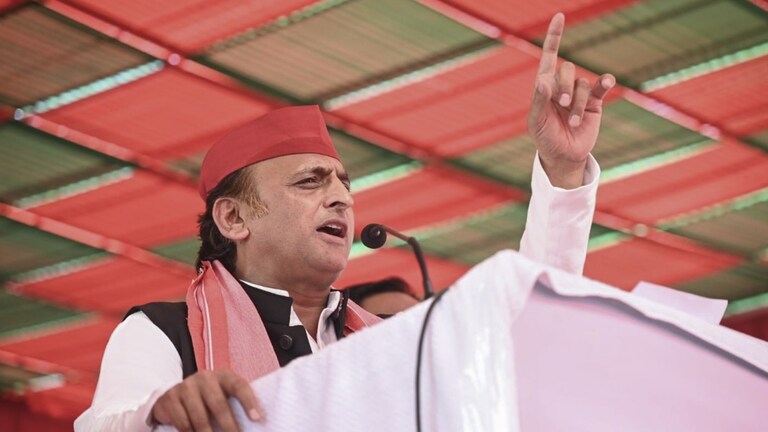 'सीएम योगी के लिए खोदी जा रही सुरंग...', केशव प्रसाद मौर्य का नाम लेकर अखिलेश यादव ने दिया बड़ा बयान अखिलेश यादव ने केशव प्रसाद मौर्य पर तीखा हमला बोला (फाइल फोटो)